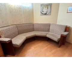 Eßzimmer / Wohnzimmer - Sitzbank gepolstert mit einem achteckigen massiven Tisch in Mahagoni